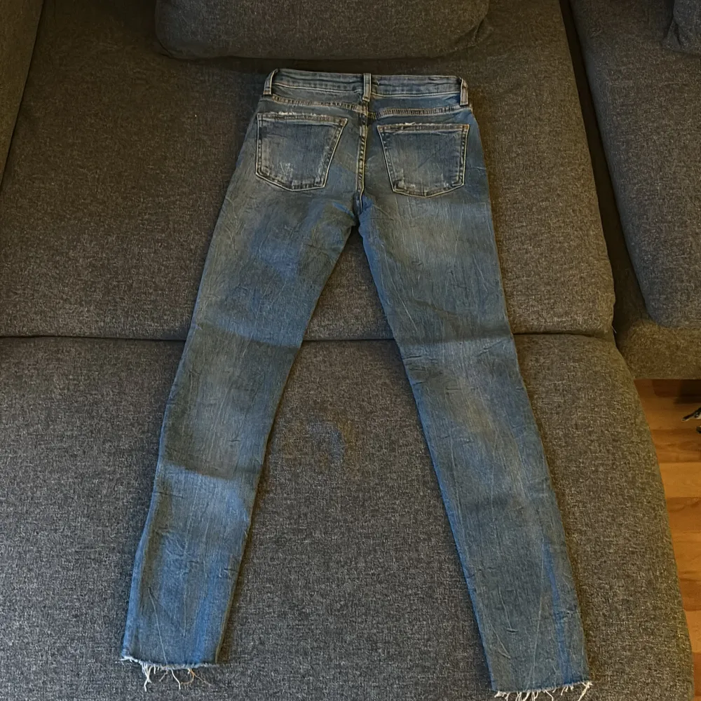 Storlek 34, oanvänd, köpt i Spanien, 93 cm lång . Jeans & Byxor.