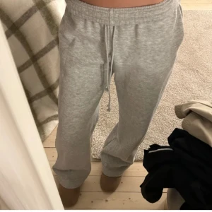 Mjukisbyxor  - Säljer dessa mjukisbyxorna som jag köot här på plic🤗 🩷, tyvärr så kommer de inte till användning längre. Är i bra skick🫶(lånade bilder)