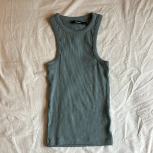 tanktopp - lång tanktopp som har en havsblå färg(dåligt ljus, ser ej ut som på bilden färgmässigt) sitter supersnyggt på🌸