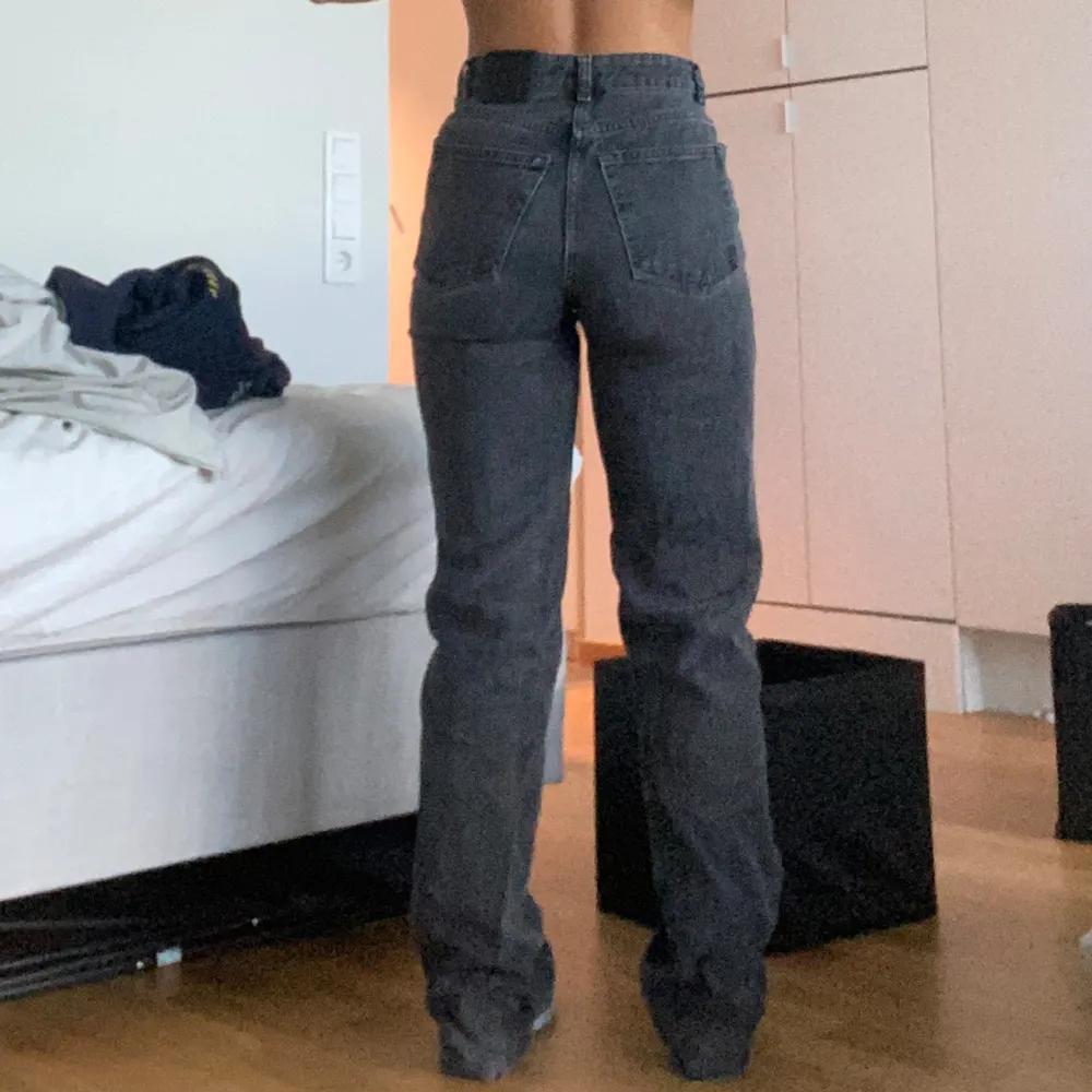 Säljer även dessa sjukt snygga byxorna men dom används inte längre 🤍 . Jeans & Byxor.