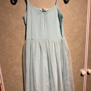 Sommarklänning - Sommarklänning i väldigt gott skick. Storlek: 152 Färg: Turkos