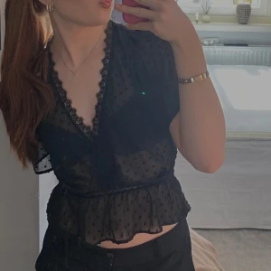 zara blus - så sjukt snygg blus/topp från zara, använd vid endast 1 tillfälle 💛