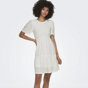 Klänning - Vit jdy klänning i st xs som endast är använd en gång, i princip helt ny🤍