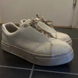 Eytys Sneakers - Skitsnygga eytys skor! Använder inte längre därför jag säljer. Lite smutsiga ny men tvättas innan fraktning. Passar till att verkligen 😍 Nypris ca 2000kr 