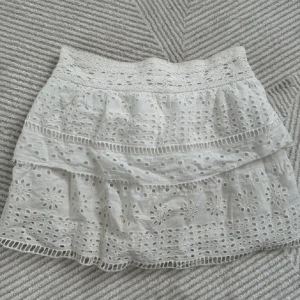 Vit Zara kjol - Vit kjol från zara med inbyggda shorts! Sitter som XS/S