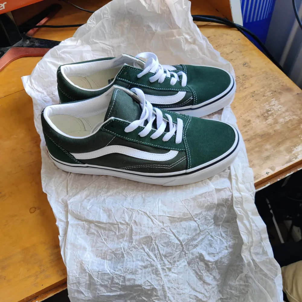 Mocka/tyg. Fina vans i mörkgrönt, bara provat de hemma men de är tyvärr för stora och jag har nu kommit fram till att sälja dem. Mocka längst fram och vid snörena, resten tyg. Lådan finns ej kvar. . Kengät.