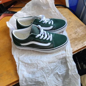 Vans Old Skool - Mocka/tyg. Fina vans i mörkgrönt, bara provat de hemma men de är tyvärr för stora och jag har nu kommit fram till att sälja dem. Mocka längst fram och vid snörena, resten tyg.  Lådan finns ej kvar. 