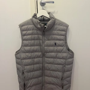 Ralph lauren väst - Ralph lauren väst, grå storlek M väldigt bra skick (8,5/10) säljer då den är för stor för mig 
