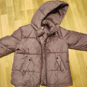 H&M barn jacka  - H&M lila barn jacka. Det är syrrans jacka och säljer nu för hon använder ej. Är i ny skick då hon tog på sig den max 2 gånger. Storlek 140, slutpris kan diskuteras. 