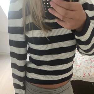 Randig tröja! - Jättefin randig tröja från Mango på Zalando. Jättebra skick. Skriv vid frågor!💓