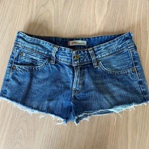 Lågmidjade Levi’s jeansshorts  - Jättesnygga lågmidjade Levi’s jeansshorts som tyvär är för små för mig. Dem är i nyskick och oanvända! Midjemått:40 cm Pris kan diskuteras och skriv för fler bilder eller frågor💘💘
