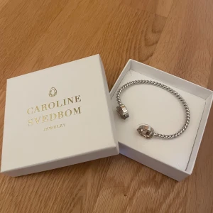 Caroline Svedbom armband!  - Säljer detta supefina armband ifrån Caroline svedbom. Armbandet heter ”Mini Drop Bracelet” och är i färgen ”Vintage Rosé”, svårt att få med färgen på bild. Bytes gärna mot ett i guld!  Pris; 700kr + frakt! NYSKICK! Pris går att diskuteras!💕💕💕
