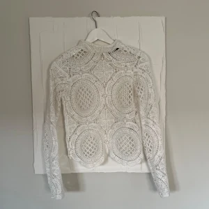 Virkad topp - Virkad vit topp, sparsamt använd. Jättefin men har ett litet hål på sidan av kragen, inget man störs av. Skickar bild 🍓✨