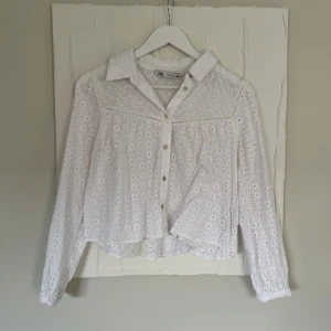 Zara blus - Gullig vit blus från Zara med broderier. Storlek L men liten, passar även en S. Har lite märken på ärmen (se sista bilden).