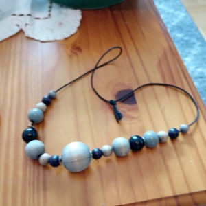 Halsband med träkulor  - Halsband med stora pärlor.
