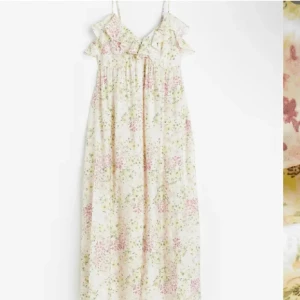 Sommarklänning  - Superfin långklänning från HM, köpt förra året men knappt använd 🩷💛🩷💛   