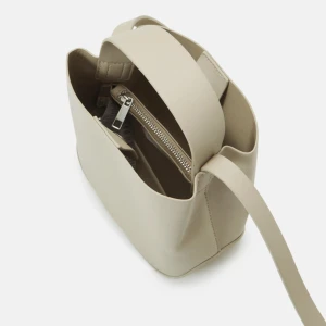 Gina Tricot väska - Använder aldrig den därför tänker jag att de bättre att jag säljer så nån annan får användning av den🥰