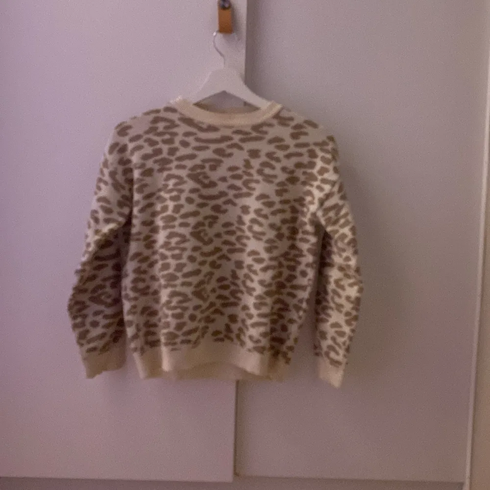 Jättefin leopard mönstrad stickad tröja💕 inga defekter och knappt använd. Den är från mangos barnavdelningen💕 skriv för fler bilder. Storleken är som en xs. Blusar.