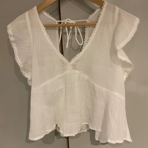 Cute frill top - Helt ny topp från Nelly med lappen kvar. Storlek 36 och sitter väldigt fint.