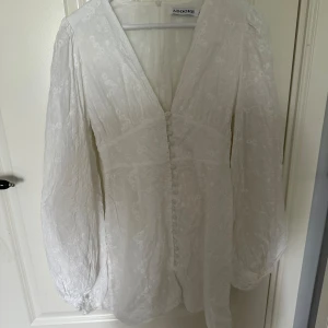 Eftertraktad klänning från adoore.  - Den eftertraktade klänningen från adoore. Endast använd en gång och i fint skick! Storlek 38. 