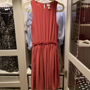 HM klänning  - Rosa sommarklänning från HM i storlek 36! Endast använd en gång. Kan både posta och mötas upp och kan även skicka fler bilder om det önskas💕