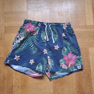 Blommiga shorts  - Blommiga shorts. Pris är diskuterbart 😊🩷