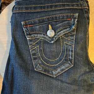 True religion jeans - Intressekoll på dessa skit snygga true religion jeans💕. Lågmidjade+ Straight/lite bootcut. Midjemått: 39 cm rakt över och innerbenslängd: 72/73 cm. Skriv gärna om ni har frågor💗