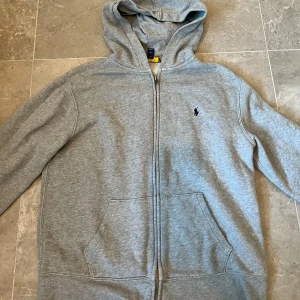 Raulph lauren kofta💞 - Grå Polo Ralph lauren kofta💞Skriv vid intresse eller frågor💘Pris kan diskuteras💖