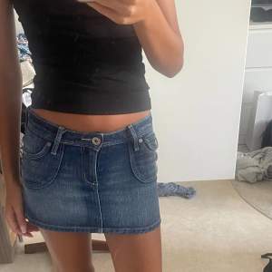 Jeans kjol i bra skick dock i barn storlek, 134. Men den passar mig som är 15, den är liten men skulle verkligen inte säga att den är så liten.💗