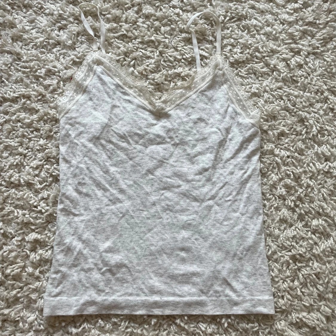 Sött linne med spets 