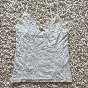 Sött linne med spets  - Sött linne i ett mjukt material med spets på och med justerbara band💕