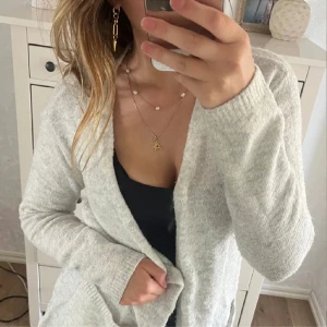 Grå kofta  - Säljer denna gråa koftan då den inte kommer till användning längre❣️lånad bild☺️ skriv om du har några frågor!