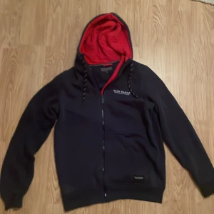 Hoodie racemarine  - Säljer min as feta racemarine hoodie, skick 10/10 då den inte är använd. Hör av dig 🤙🏼 