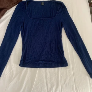 Tröja - Fin tröja ifrån shein, köpt för 150kr och ja säljer den för 60kr. Den är i superbra och stretchigt material så den passar både XS, S och M