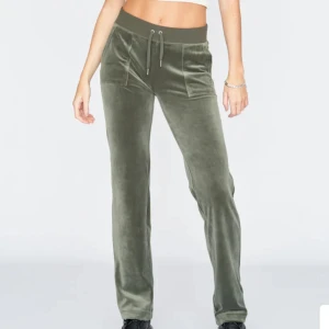 Juicy couture - Säljer mina knappt använda juicy byxor i storlek xs. Nyskick💗prisförslag högst får de, men vill ha runt 400-500 för de iallafall 💗