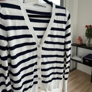 Kofta - Jättefin tröja/kofta från Zara🩷🩷 inga defekter. Den är marinblå/vit🥰