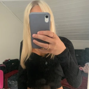 svart tröja - jätte fin svart tröja me lite detaljer vid bröstet