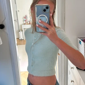 Kortärmad kofta/ levis - Jättesnygg kortärmad fluffig kofta från levis i storlek xxs🤗🤗 sitter som en magtröja och passar från 12-13år ❤️❤️ säljer för billigare eftersom att en knapp saknas men det syns inte när man har på sig den 🥰🥰🤗