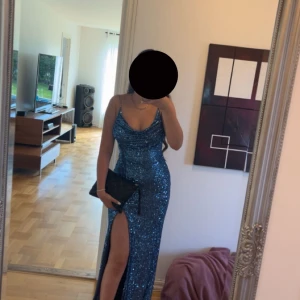 Blå balklänning  - Säljer en blå balklänning som jag har använt en gång. Den är jätte fin att ha på och storlek xs-s. Den har öppen rygg men glitter band. 