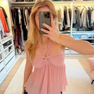 Rosa zara topp - Säljer denna jättefina zara toppen som jag köpte av en tjej här på plick då den var för liten!  KAN ÄVEN BYTA TILL EN STÖRRE STORLEK! Den har några fläckar (se bilder) men syns inte alls när den används. Pris kan diskuteras vid snabb affär!💕