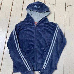 Fishbone hoodie  - Snygg hoodie från märket Fishbone💙 lite sliten i armarna, syns i bildern. Det står storlek L i den men skulle säga att den passar storlek S