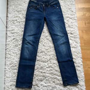 Lågmidjade jeans Köpta på Sellpy för 900kr Nyskick  Går även att justera i midjan baktill Pris kan diskuteras vid snabb affär!❤️