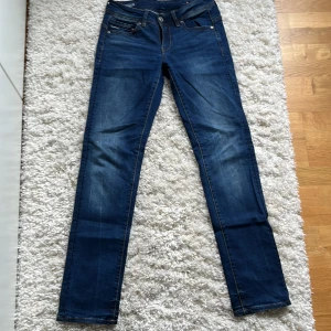 G-star jeans  - Lågmidjade jeans Köpta på Sellpy för 900kr Nyskick  Går även att justera i midjan baktill Pris kan diskuteras vid snabb affär!❤️