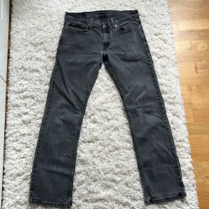 Levis jeans 514 - Grå lågmidjade Levis jeans  W32 L32 Köpta second hand  Bra skick  Pris kan diskuteras vid snabb affär!❤️