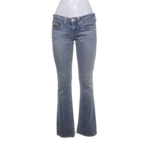 True religion jeans  - Lågmidjade ljusblå jeans  W28 Köpta på Sellpy för 1 350kr (Knappt använda max 1 gång pga för små) Pris kan diskuteras vid snabb affär!❤️