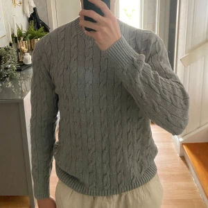 Ralph lauren tröja i storlek large  - Säljer denna då den knappt kommit till användning. Jag är cirka 186 cm och väger 85 kg.