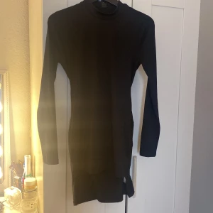 Jätte fin klänning e kort 💕 - Jätte fin svart klänning skit snygg sitter jätte snyggt är öppen där bak i ryggen jätte snyggt och en rosett där framme av klänning 💕💕