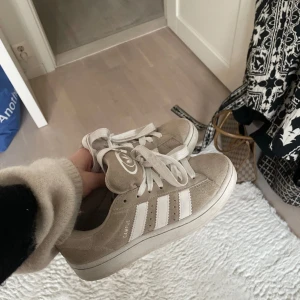 Adidas campus beige - Jättefina trendiga adidas campus i beige färg😍 de är i bra skick med!