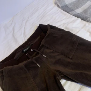 Bruna juciys i storlek M - Nu säljer jag mina bruna äkta juciys i storlek M då dom ej kommer till andvändning.Dom är använda fåtal gånger.Köptes på plick för ca 10 månader sen.Dom har en liten fläck som man knappt kan se i verkligheten. Annars i braskick. Pris kan diskuteras! 