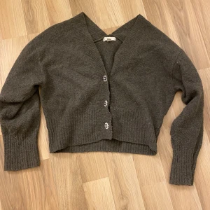 Kofta  - Knappt använd och är stor i storleken 